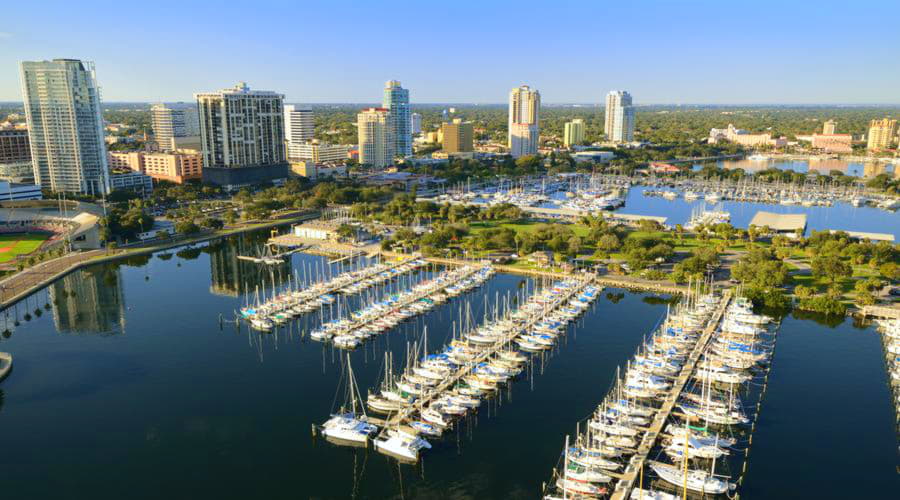 Nossos serviços de aluguel de carros oferecem uma seleção diversificada de veículos em São Petersburgo.